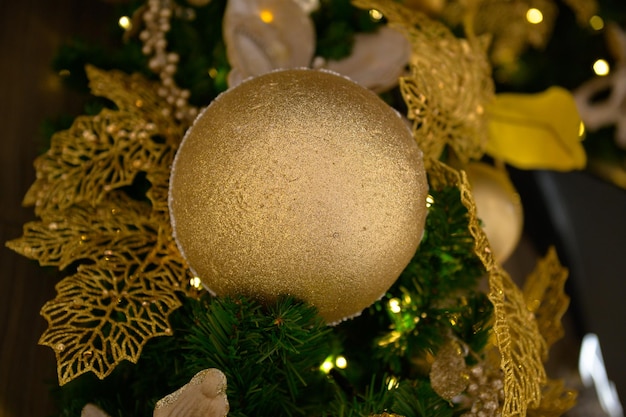 Belle décoration d'arbre de Noël, fleurs et boules d'or, lumières, célébration, traditionnel