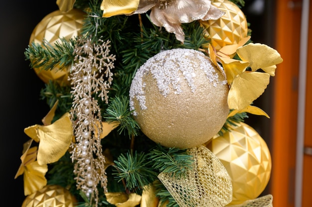 Belle décoration d'arbre de Noël, fleurs et boules d'or, lumières, célébration, traditionnel