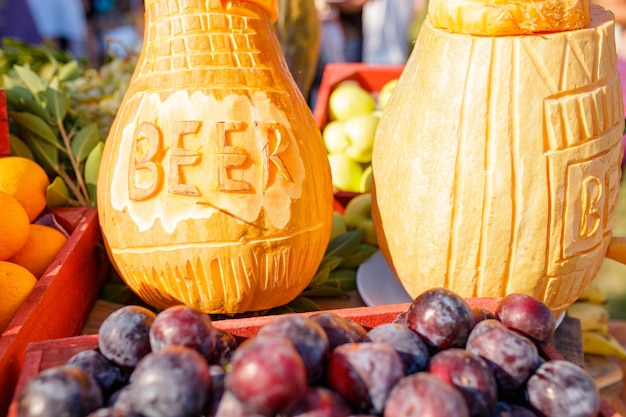 Belle décoration de fête d'oktober faite de citrouilles orange avec lettrage BIÈRE sculpté