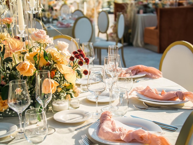 Belle décoration de mariage en plein air en ville bougies et fleurs séchées et accessoires avec bouquets