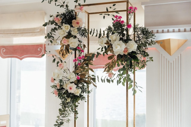 Belle décoration de mariage romantique et élégante pour un dîner de luxe en Italie Toscane Design floral moderne pour un mariage en plein air