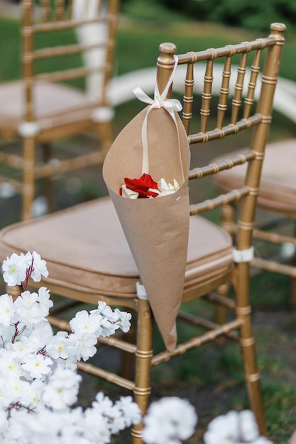 Belle décoration de mariageChaises en boisBelle décoration de mariageLieu pour cérémonie de mariage