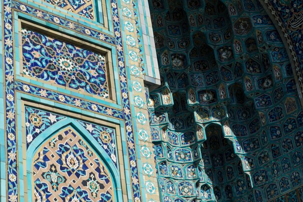 La belle décoration de la porte de la mosquée