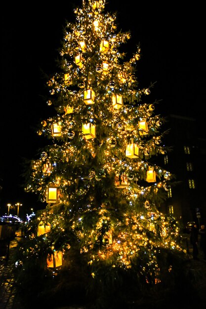 Belle décoration sur le sapin de Noël. Lanterne et lumières. Style rustique.