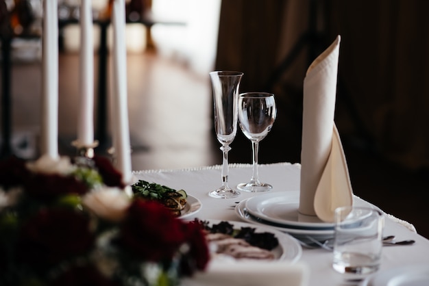 Belle décoration de table, fleurs et bougies