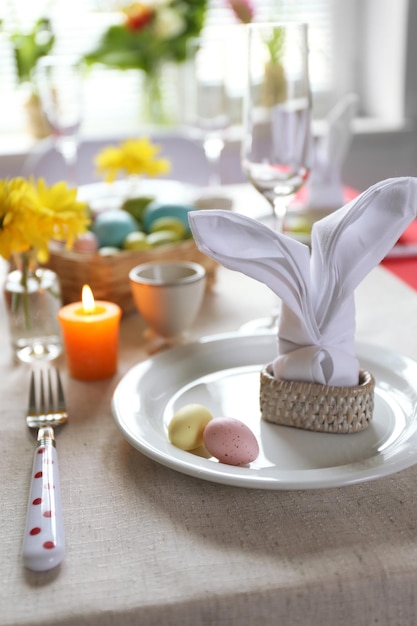 Belle décoration de la table de Pâques