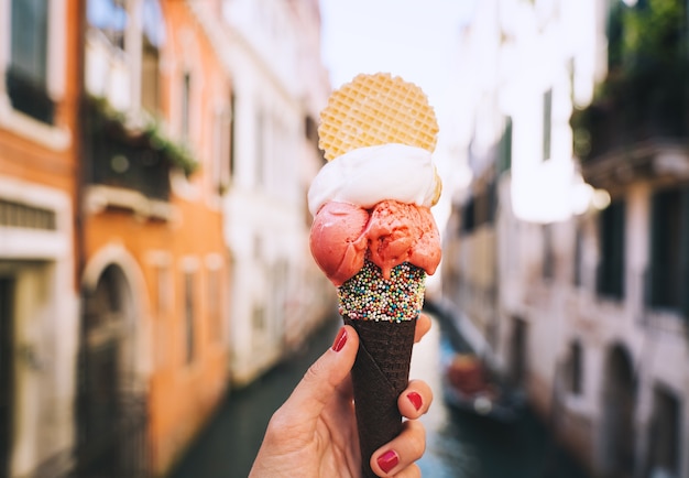 belle et délicieuse gelato italienne en cornet gaufré devant les rues et les ponts de venise