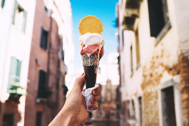 belle et délicieuse gelato italienne en cornet gaufré devant les rues et les ponts de venise