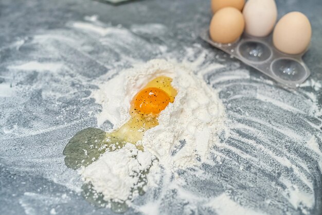 Belle disposition de la cuisine avec de l'huile d'oeufs de farine et du lait sur la table