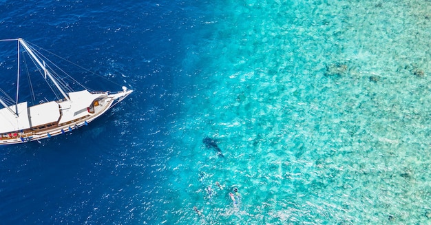 Belle eau turquoise de l'océan et vue sur le bateau paysage marin de drone aérien Récif de mer incroyable tropical