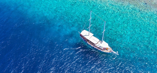 Belle eau turquoise de l'océan et vue sur le bateau paysage marin de drone aérien Récif de mer incroyable tropical