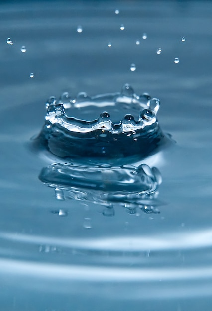 Belle éclaboussure de goutte d'eau sur la surface de l'eau, la photo en gros