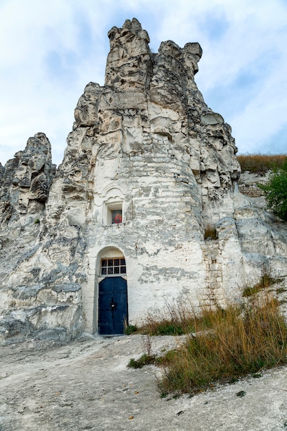 Photo belle église en bois dans le paysage. verticale.