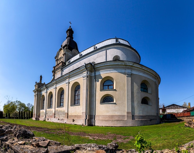 Belle église catholique dans le village de la région de Mykulyntsi Ternopil Ukraine