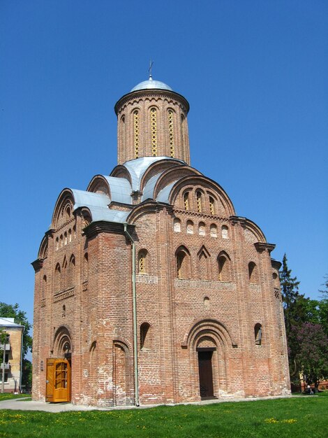 Belle église sur fond de ciel bleu