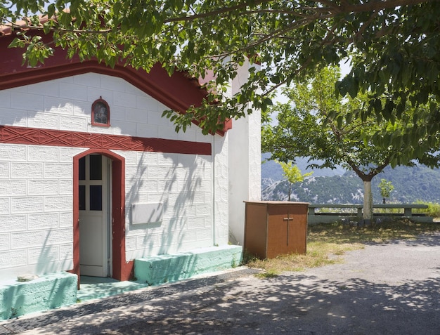 Belle église grecque un jour ensoleillé dans les montagnes sur une île Evia en Grèce