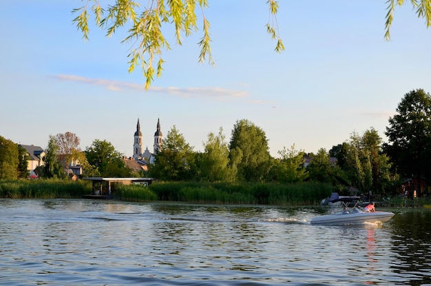 Belle église de paysage sur le fond de la rivière