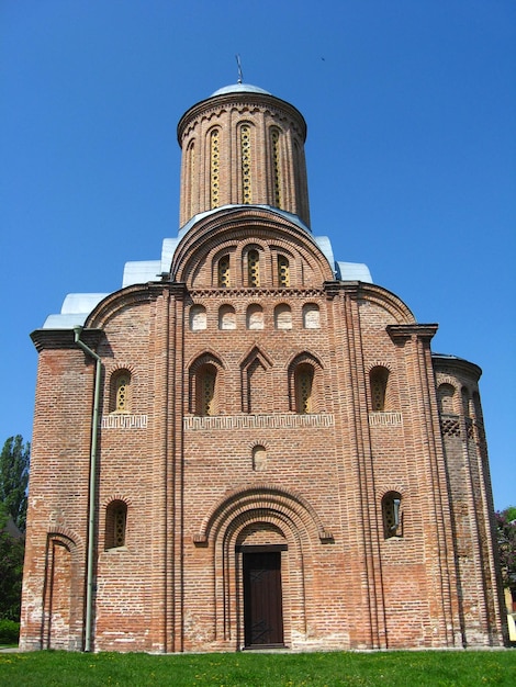 Belle église à Tchernigov sur fond de ciel bleu