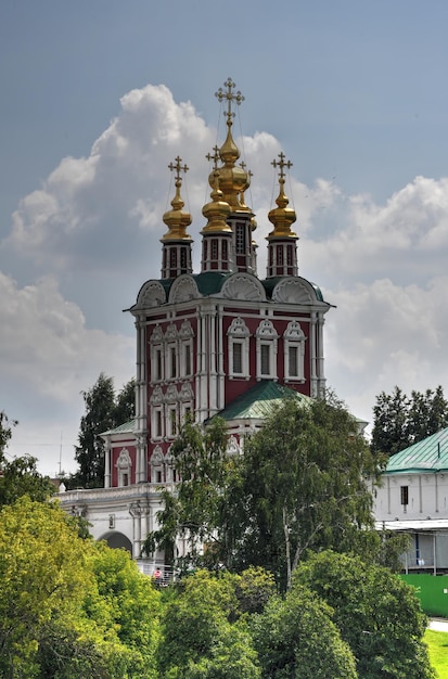 Photo la belle église uspensky avec le réfectoire du couvent de novodevichy à moscou, en russie