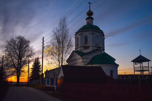 Belle église de village au coucher du soleil