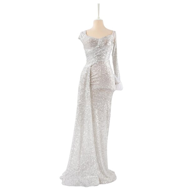 Belle et élégante robe de soirée pour femmes sur fond blanc