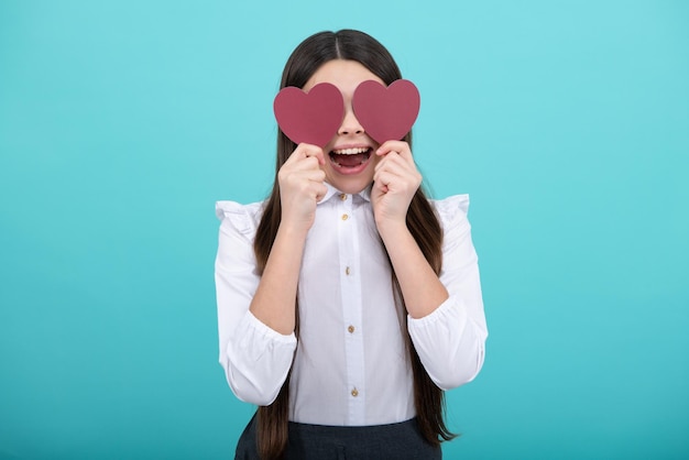 Belle enfant adolescente avec forme coeur amour vacances et symbole de la Saint-Valentin Saint-Valentin ou jour d'anniversaire cadeau coeur présent