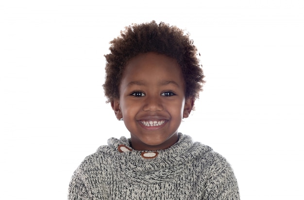 Belle enfant afro-américaine avec jersey de laine gris