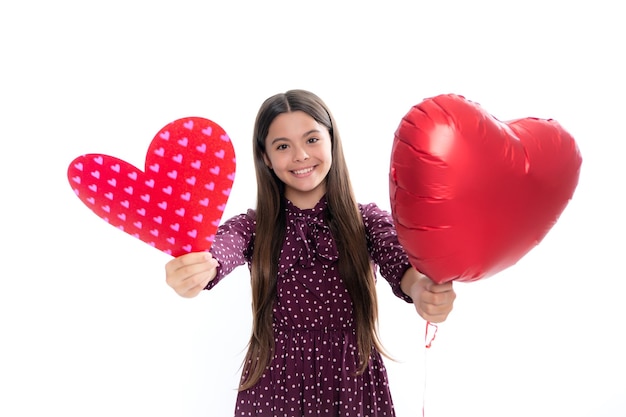 Belle enfant fille 12 13 14 ans avec forme coeur amour vacances et symbole de la Saint-Valentin Jour d'anniversaire Portrait d'une adolescente souriante heureuse avec un coeur rouge isolé sur fond blanc