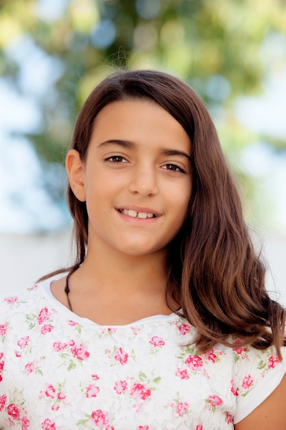 Belle enfant fille de dix ans souriant à la caméra