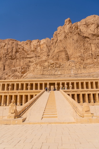 Belle entrée au temple mortuaire d'Hatchepsout à Louxor. Egypte