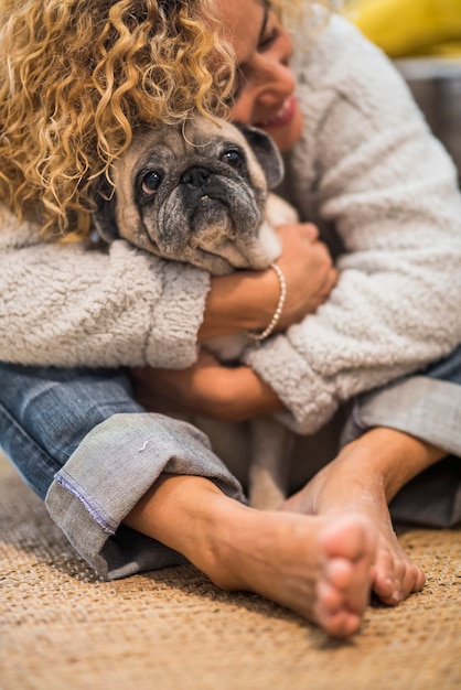 Belle étreinte humaine et animale pour la zoothérapie ou l'amour des chiens domestiques et une femme gentille à la maison