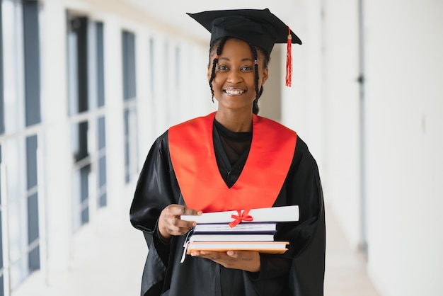 Belle étudiante africaine avec certificat de fin d'études