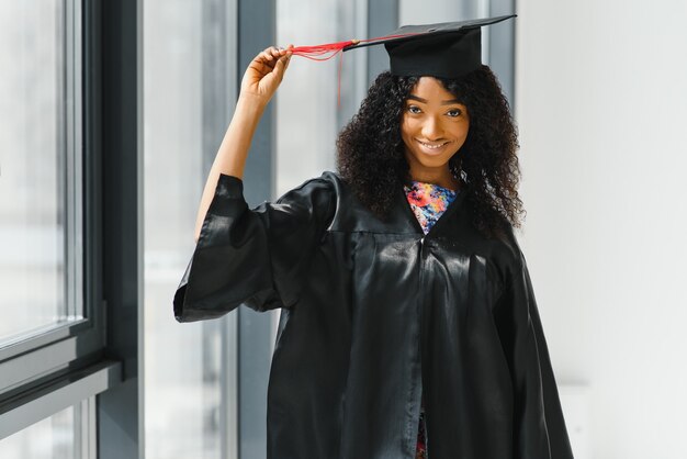 Belle étudiante africaine avec certificat d'obtention du diplôme
