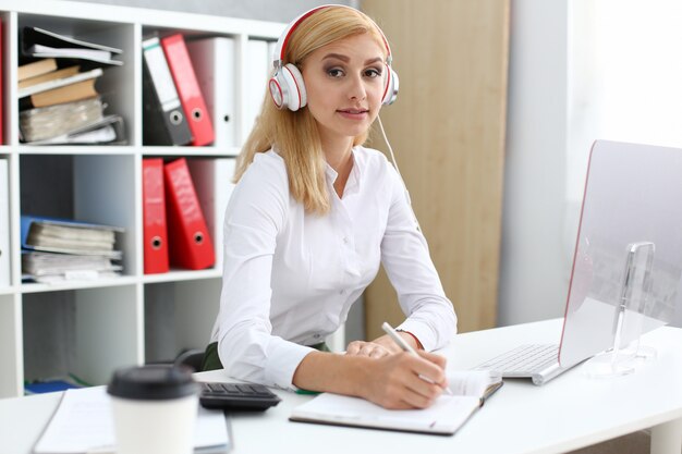 Belle étudiante avec un casque d'écoute