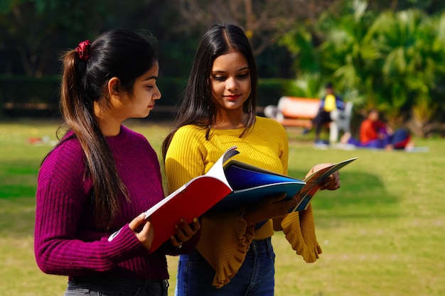 belle étudiante indienne étudiant en plein air