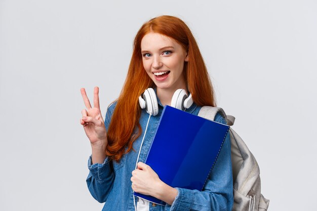 Belle étudiante sympathique, rousse avec des papiers, des documents pour l'école