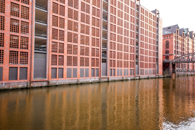 Belle façade en brique rouge de l'ancien bâtiment de parking à Hafencity à Hambourg, Allemagne