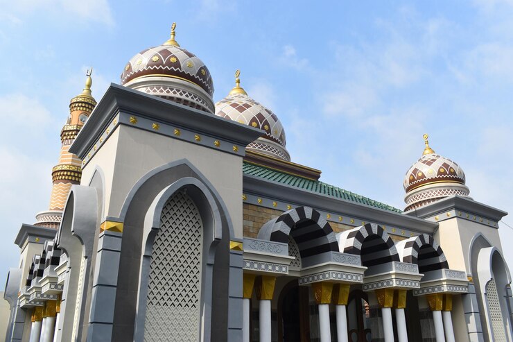 Photo belle façade de la mosquée dans le village