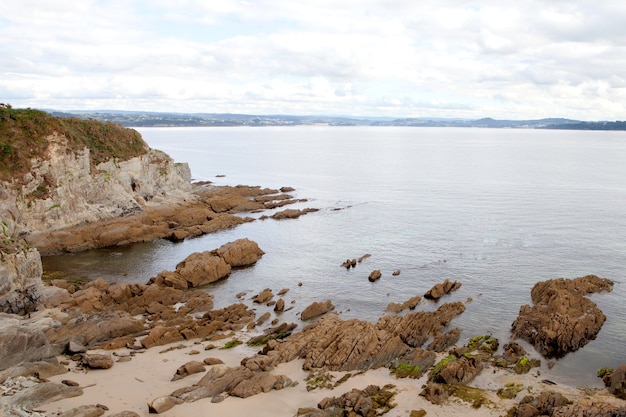 Belle falaise sur la côte espagnole