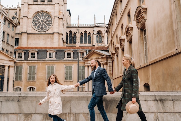 Une belle famille avec des balades dans la vieille ville de Lyon