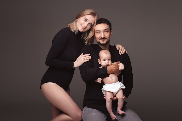 Belle famille avec bébé en studio