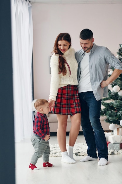 Belle famille célèbre le Nouvel An et Noël à l'intérieur à la maison