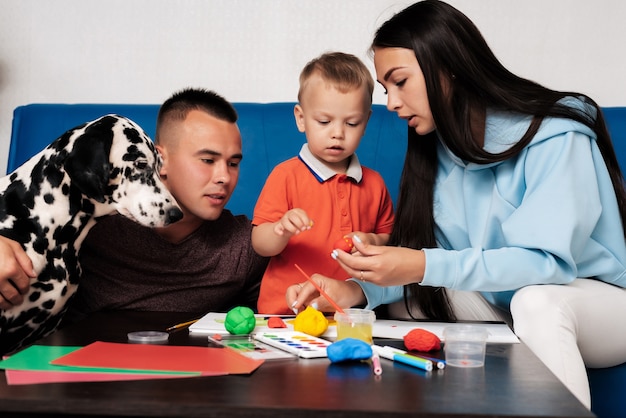 Belle Famille Avec Un Chien Peignant Avec Leur Enfant