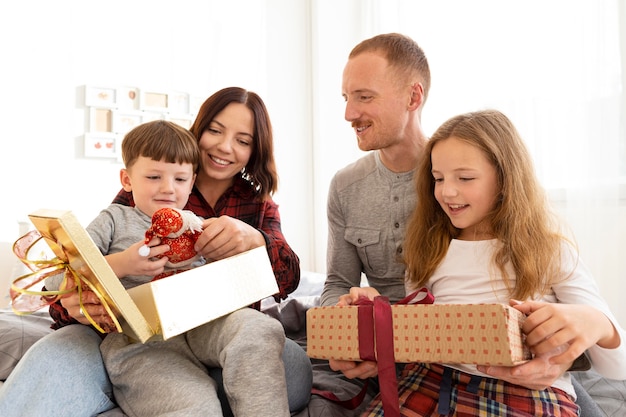 Photo belle famille avec concept de noël