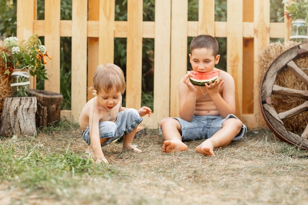 Belle famille sur l'expression de l'enfant de la pelouse d'arrière-cour