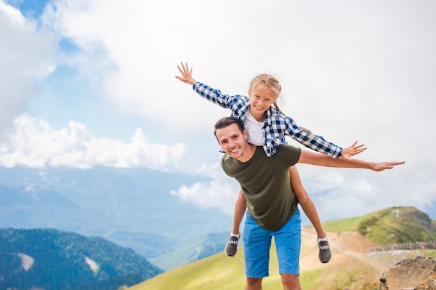 Belle famille heureuse dans les montagnes dans le brouillard