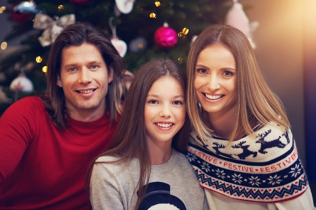 belle famille passant Noël à la maison