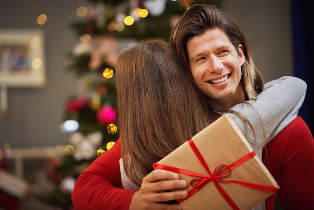 belle famille passant Noël à la maison