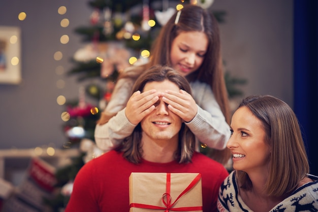 belle famille passant Noël à la maison