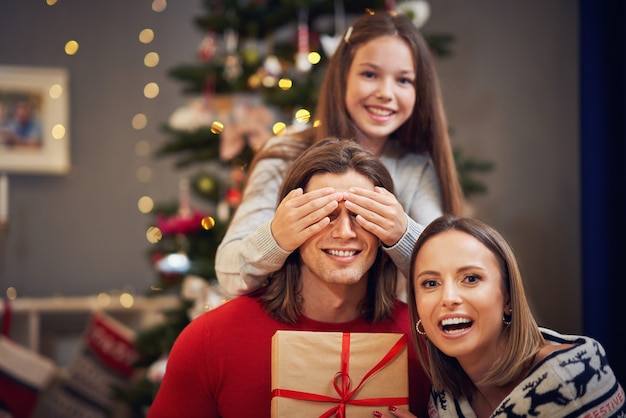 belle famille passant Noël à la maison